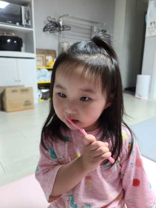 [생활공작소X굴리굴리] 어린이 칫솔 12개입+어린이치약 — 5점을 준 리뷰어가 2020년 9월 올린 사용 사진