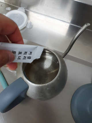 무디메이드 MUDI 커피포트 클리너 2세트 — 5점을 준 리뷰어가 2020년 5월 올린 사용 사진