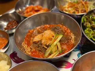[동네맛집족발] 4개 족발 중 택1 — 5점을 준 리뷰어가 2020년 5월 올린 사용 사진