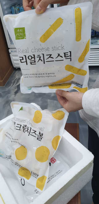 가치식탁 리얼치즈스틱, 리얼크림치즈볼 — 5점을 준 리뷰어가 2020년 5월 올린 사용 사진