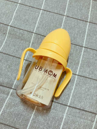 유비맘 샘방지 PPSU 빨대컵_컬러 랜덤 발송 — 5점을 준 리뷰어가 2020년 6월 올린 사용 사진
