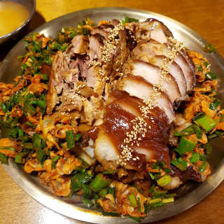 [동네맛집족발] 4개 족발 중 택1 — 5점을 준 리뷰어가 2020년 5월 올린 사용 사진