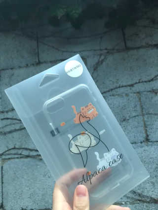 알파카케이스 냥냥이 세마리 패턴 투명 젤리 폰케이스 — 3점을 준 리뷰어가 2020년 6월 올린 사용 사진