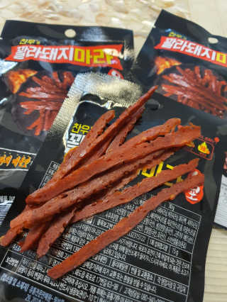 꽐라돼지마라육포 임박특가 꽐라돼지마라 직화육포 30g x 10팩 — 5점을 준 리뷰어가 2020년 5월 올린 사용 사진