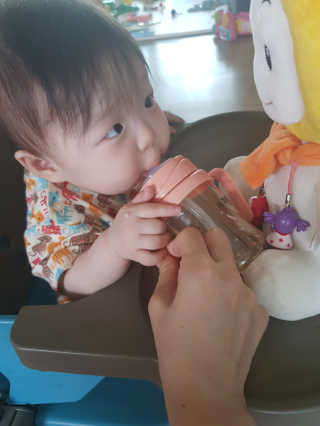 유비맘 샘방지 PPSU 빨대컵_컬러 랜덤 발송 — 5점을 준 리뷰어가 2020년 7월 올린 사용 사진