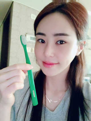 쿤달 딥 클린 탄력 항균 이중미세모 칫솔 16개입 세트 — 5점을 준 리뷰어가 2020년 10월 올린 사용 사진