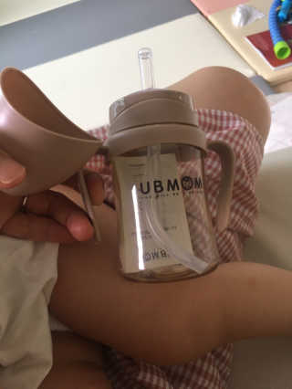 유비맘 샘방지 PPSU 빨대컵_컬러 랜덤 발송 — 5점을 준 리뷰어가 2020년 7월 올린 사용 사진