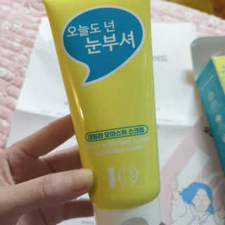 IO 아이오 오늘도 넌 눈부셔 - 데일리 스크럽 클렌징폼 — 5점을 준 리뷰어가 2020년 12월 올린 사용 사진