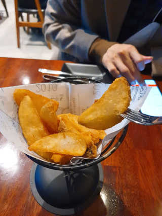 [교촌치킨 영등포역점] 치킨 메뉴 중 택1 — 4점을 준 리뷰어가 2020년 12월 올린 사용 사진