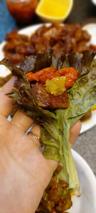 쿡스딜리 매콤족발+커리족발+무김치+마늘소스 — 5점을 준 리뷰어가 2020년 6월 올린 사용 사진