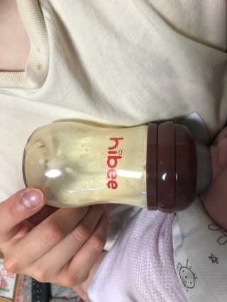 하이비코리아 앉아서나서서먹는젖병 하이비 PPSU 빨대젖병 — 5점을 준 리뷰어가 2020년 6월 올린 사용 사진