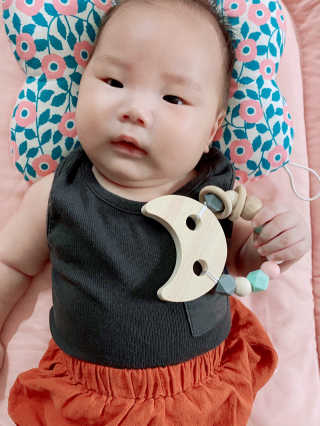 디어랑쥬 친환경 편백나무 원목 치발기 겸 딸랑이_달 — 5점을 준 리뷰어가 2020년 7월 올린 사용 사진