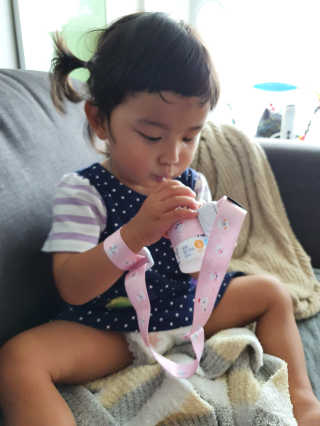유비맘 젖병 빨대컵 다용도 홀더 1+1 _ 컬러 랜덤 발송 — 5점을 준 리뷰어가 2020년 8월 올린 사용 사진