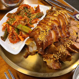 [동네맛집족발] 4개 족발 중 택1 — 5점을 준 리뷰어가 2020년 5월 올린 사용 사진