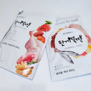 펫토리아 한끼뚝딱 프리미엄 고양이사료_그레인프리/헤어볼케어 — 5점을 준 리뷰어가 2020년 6월 올린 사용 사진