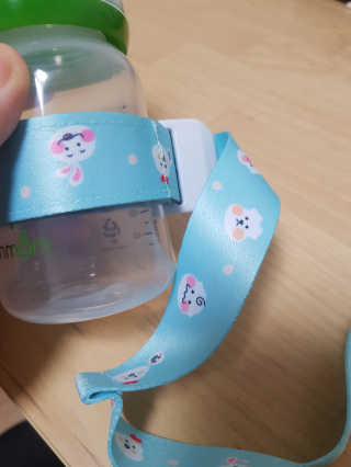 유비맘 젖병 빨대컵 다용도 홀더 1+1 _ 컬러 랜덤 발송 — 5점을 준 리뷰어가 2020년 10월 올린 사용 사진