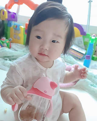 유비맘 트라이탄 코니빨대컵_컬러 랜덤 발송 — 5점을 준 리뷰어가 2020년 8월 올린 사용 사진