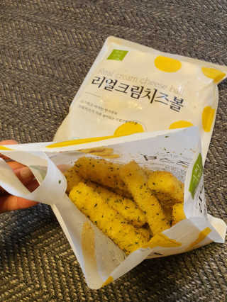 가치식탁 리얼치즈스틱, 리얼크림치즈볼 — 5점을 준 리뷰어가 2020년 8월 올린 사용 사진