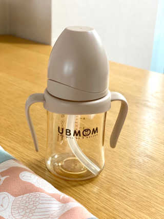 유비맘 샘방지 PPSU 빨대컵_컬러 랜덤 발송 — 1.5점을 준 리뷰어가 2020년 8월 올린 사용 사진