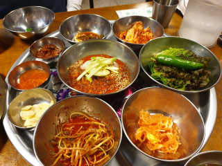 [동네맛집족발] 4개 족발 중 택1 — 5점을 준 리뷰어가 2020년 5월 올린 사용 사진