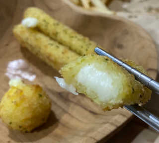 가치식탁 리얼치즈스틱, 리얼크림치즈볼 — 5점을 준 리뷰어가 2020년 9월 올린 사용 사진