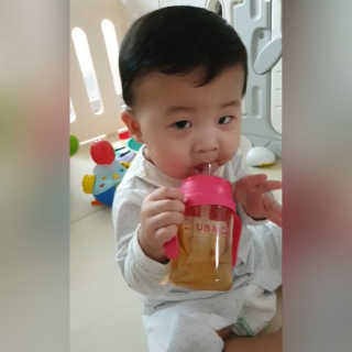 유비맘 젖병 빨대컵 다용도 홀더 1+1 _ 컬러 랜덤 발송 — 5점을 준 리뷰어가 2020년 11월 올린 사용 사진