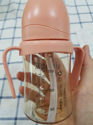유비맘 샘방지 PPSU 빨대컵_컬러 랜덤 발송 — 5점을 준 리뷰어가 2020년 8월 올린 사용 사진