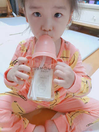 유비맘 샘방지 PPSU 빨대컵_컬러 랜덤 발송 — 4점을 준 리뷰어가 2020년 9월 올린 사용 사진