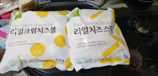 가치식탁 리얼치즈스틱, 리얼크림치즈볼 — 5점을 준 리뷰어가 2020년 7월 올린 사용 사진
