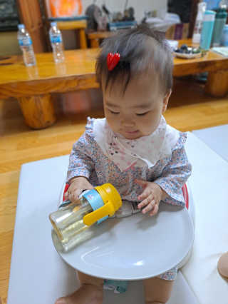 유비맘 젖병 빨대컵 다용도 홀더 1+1 _ 컬러 랜덤 발송 — 5점을 준 리뷰어가 2020년 8월 올린 사용 사진