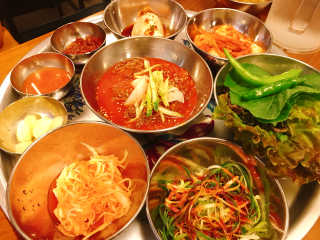 [동네맛집족발] 4개 족발 중 택1 — 5점을 준 리뷰어가 2020년 6월 올린 사용 사진
