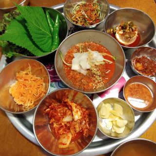 [동네맛집족발] 4개 족발 중 택1 — 5점을 준 리뷰어가 2020년 8월 올린 사용 사진