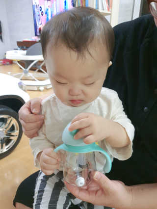 유비맘 트라이탄 코니빨대컵_컬러 랜덤 발송 — 5점을 준 리뷰어가 2020년 10월 올린 사용 사진
