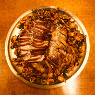 [동네맛집족발] 4개 족발 중 택1 — 4점을 준 리뷰어가 2020년 5월 올린 사용 사진