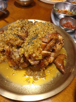 [동네맛집족발] 4개 족발 중 택1 — 5점을 준 리뷰어가 2020년 4월 올린 사용 사진