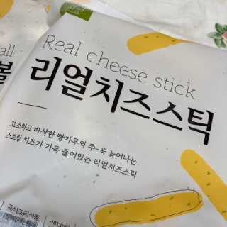 가치식탁 리얼치즈스틱, 리얼크림치즈볼 — 5점을 준 리뷰어가 2020년 8월 올린 사용 사진