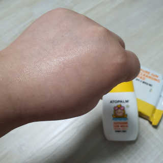 아토팜 야외놀이 선밀크 SPF50+ PA+++ — 5점을 준 리뷰어가 2020년 5월 올린 사용 사진