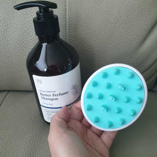 달리프 베러 퍼퓸 샴푸 1000ml 레이니데이 or 일랑로즈 — 5점을 준 리뷰어가 2020년 4월 올린 사용 사진