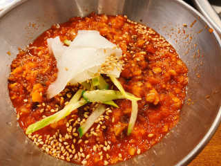 [동네맛집족발] 4개 족발 중 택1 — 5점을 준 리뷰어가 2020년 5월 올린 사용 사진