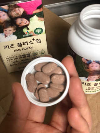 비타맘 키즈플러스업 성장기 어린이 멀티비타민미네랄 120정 — 4점을 준 리뷰어가 2020년 6월 올린 사용 사진