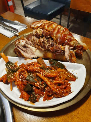 [동네맛집족발] 4개 족발 중 택1 — 3.5점을 준 리뷰어가 2020년 6월 올린 사용 사진