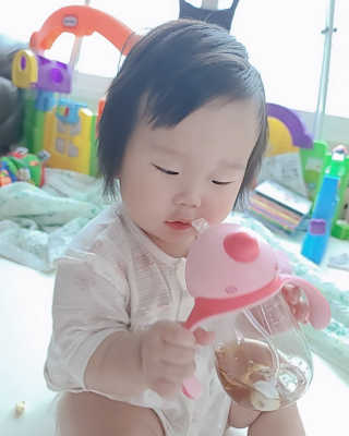 유비맘 트라이탄 코니빨대컵_컬러 랜덤 발송 — 5점을 준 리뷰어가 2020년 8월 올린 사용 사진