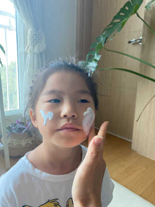아토팜 야외놀이 선밀크 SPF50+ PA+++ — 5점을 준 리뷰어가 2020년 5월 올린 사용 사진