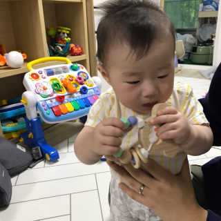 디어랑쥬 친환경 편백나무 원목 치발기 겸 딸랑이_미키 — 5점을 준 리뷰어가 2020년 5월 올린 사용 사진
