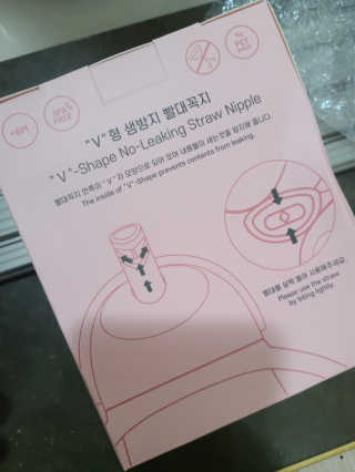 유비맘 트라이탄 코니빨대컵_컬러 랜덤 발송 — 2점을 준 리뷰어가 2020년 6월 올린 사용 사진
