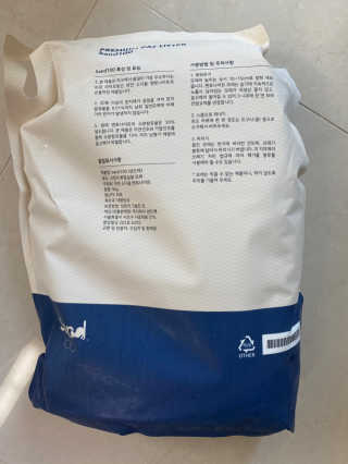[샌드백] 프리미엄 벤토나이트 고양이모래 — 5점을 준 리뷰어가 2020년 12월 올린 사용 사진
