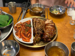 [동네맛집족발] 4개 족발 중 택1 — 5점을 준 리뷰어가 2020년 6월 올린 사용 사진