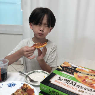 [풀무원] 노엣지 꽉찬토핑 피자 3종 — 4.5점을 준 리뷰어가 2020년 8월 올린 사용 사진