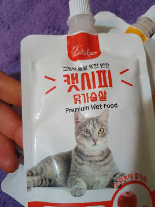 [캣시피] 고양이들의 반찬, 대용량 츄르 3종 — 5점을 준 리뷰어가 2020년 8월 올린 사용 사진