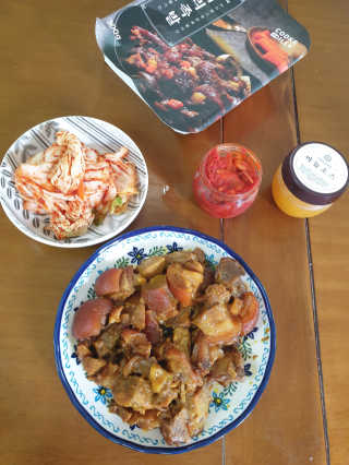 쿡스딜리 매콤족발+커리족발+무김치+마늘소스 — 5점을 준 리뷰어가 2020년 6월 올린 사용 사진